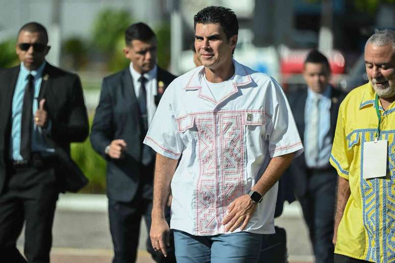 O governador do estado do Par&aacute;, Helder Barbalho, chega para a C&uacute;pula Amaz&ocirc;nica em agosto de 2023. Oito pa&iacute;ses sul-americanos concordaram em lan&ccedil;ar uma alian&ccedil;a para combater o desmatamento na Amaz&ocirc;nia durante a reuni&atilde;o. Evaristo SA / AFP via Getty Images