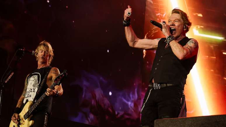 Duff McKagan e Axl Rose, do Guns N&rsquo; Roses, em 2023 -