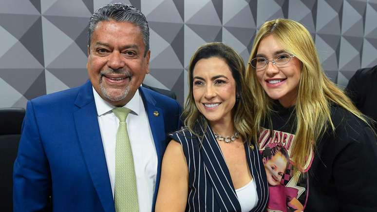 Virg&iacute;nia Fonseca deixou o Senado ap&oacute;s fazer fotos com os senadores da CPI