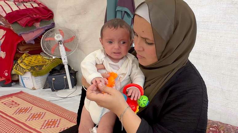 ENAS (photo with Niveen) was angry with the news that she would return to Gaza ENAS (photo with Niveen) was angry with the news that she would return to Gaza