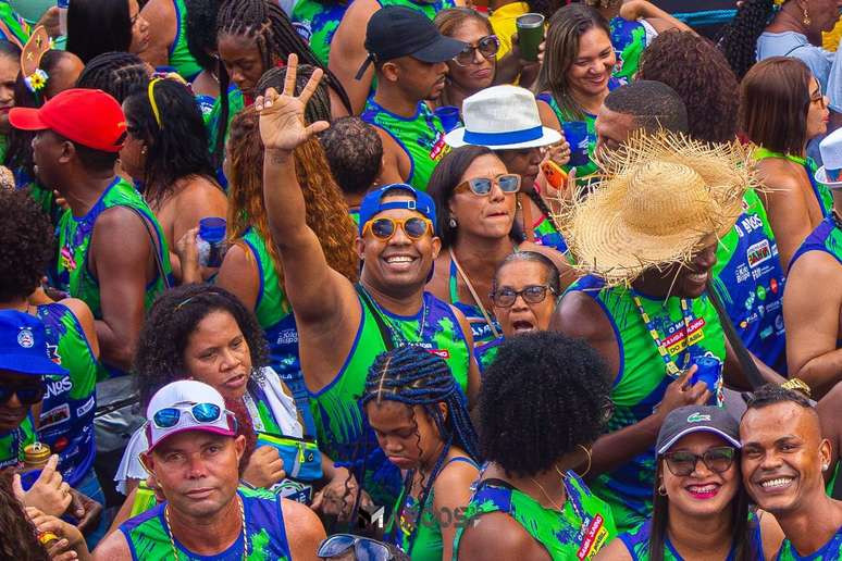 Há quem prefira a camiseta do evento para curtir dentro das cordas, mas o povão pelas ruas predomina no Cajarriê.