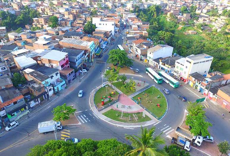 Cajazeiras, uma cidade dentro da cidade de Salvador, tem 194 mil habitantes. Samba junino bomba em festa do bairro.
