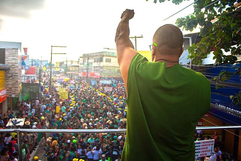 Parece Carnaval, mas é samba junino no trio elétrico, arrastando milhares de pessoas em Cajazeiras, o bairro mais populoso de Salvador.