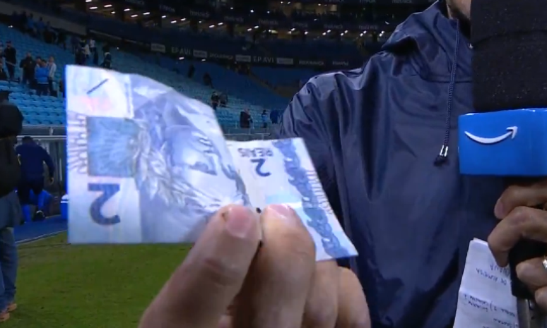 Nota de R$ 2 foi jogada em direção a arbitro por dirigente do Grêmio