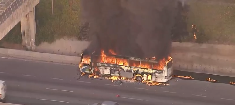 Ônibus pega fogo na rodovia Anhanguera, em São Paulo