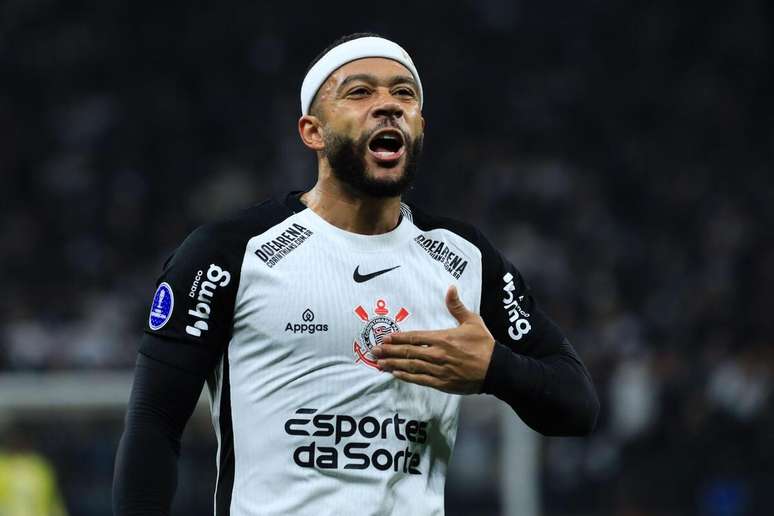 Memphis Depay (Corinthians) celebrando seu gol contra o América de Cali, no dia 06.05.2025