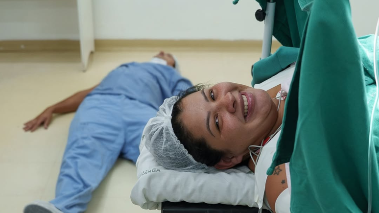 Pai desmaia no parto do filho