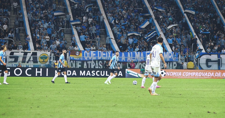 Grêmio tem gol anulado e protesta contra arbitragem