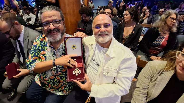 Padre Mauro Luiz da Silva e o historiador Cleiton Gos, do Muquifu, recebem a Ordem do Mérito Cultural no Rio de Janeiro.