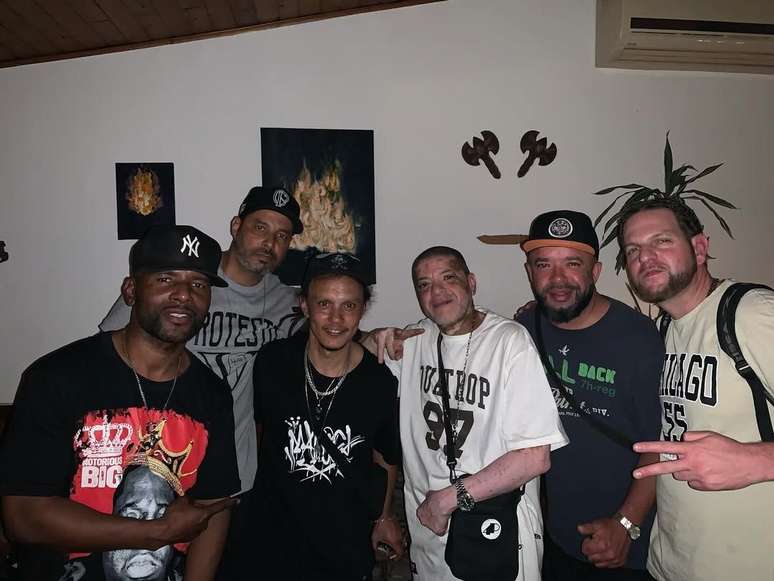 Jah Dartanhan, abraçado a KL Jay, no centro da foto, canta um dos melhores refrões do disco em Cada Cabeça uma Sentença.