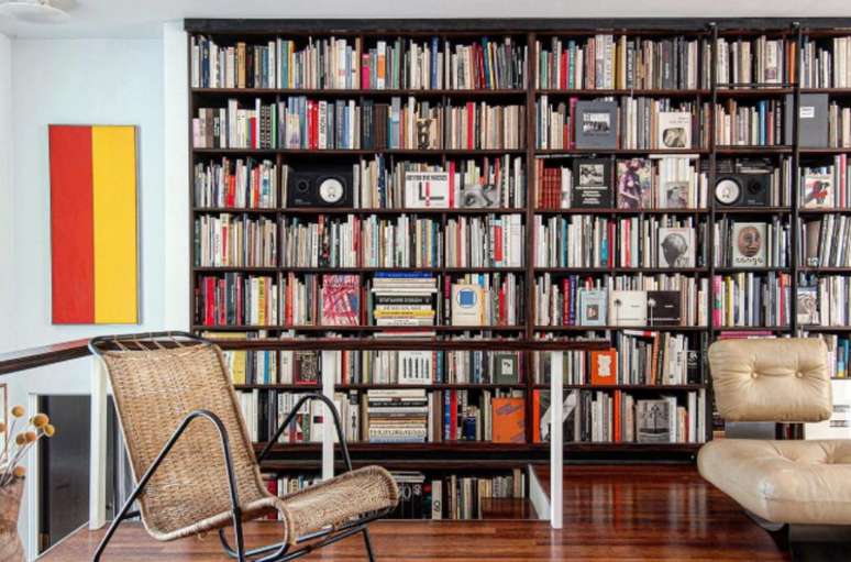 The property has four suite, living room, library and swimming pool