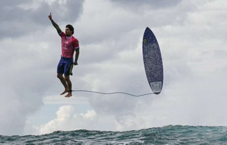 Gabriel Medina surfando nas Olimpíadas. 