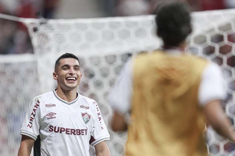 Kevin Serna contou com a ajuda do zagueiro Vanderley, que fez contra, para marcar na vitória do Fluminense –