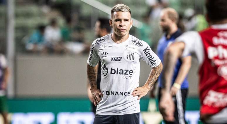 Santos multa Soteldo por expulsão; jogador faz publicação pedindo desculpas 
