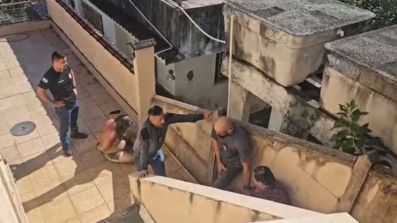 Irmãos foram presos por manter corpo do pai em casa