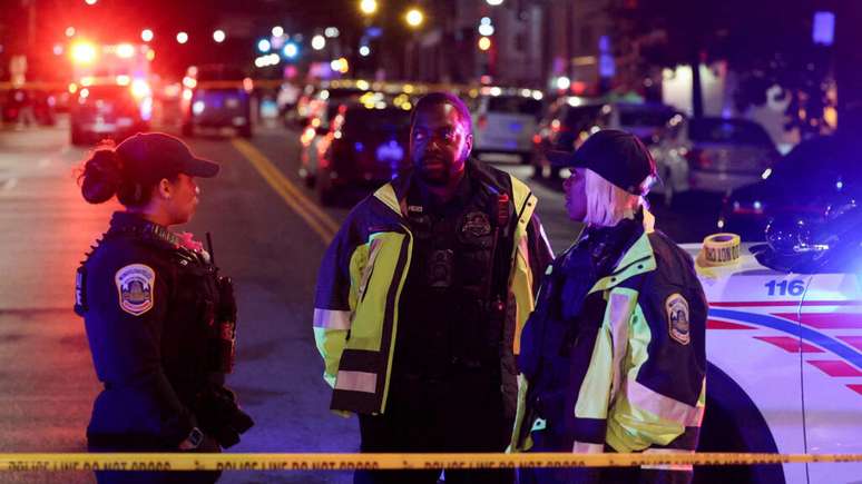Policiais trabalham no local onde dois funcionários da embaixada de Israel foram mortos a tiros perto do Museu Judaico da Capital, em Washington, nesta quarta-feira (21)