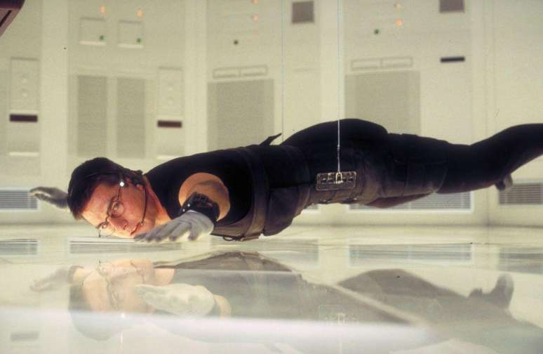 Tom Cruise hung centimeters from the ground in an impossible mission scene 2 Tom Cruise hung centimeters from the ground in an impossible mission scene 2