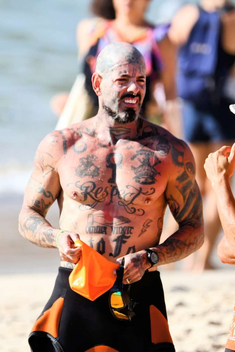 Tico Santa Cruz loses 15 kg and displays defined on the beach