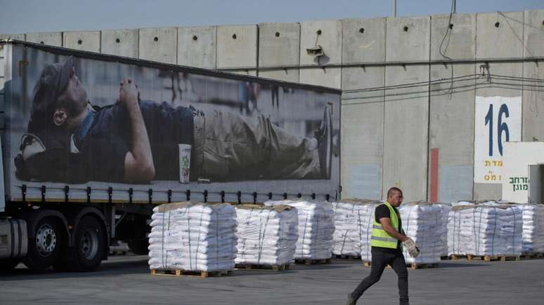 Caminhão com ajuda humanitária para a Faixa de Gaza estacionadono estacionamento da passagem de fronteira de Kerem Shalom entre Israel e Gaza, no sul de Israel.