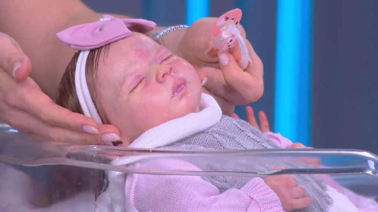 The woman rotates after trying to vaccinate the reborn and viral child on the web; I wait