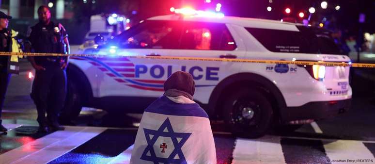 Gunman kills 2 Israeli Embassy employees in the United States Gunman kills 2 Israeli Embassy employees in the United States