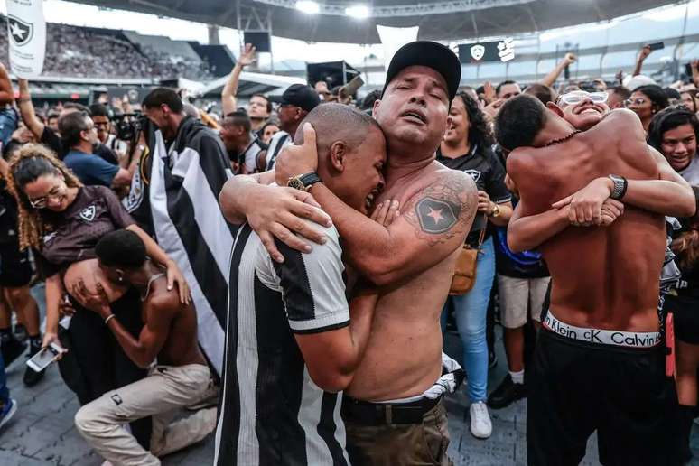 Torcida do Botafogo comemora título da Libertadores. 