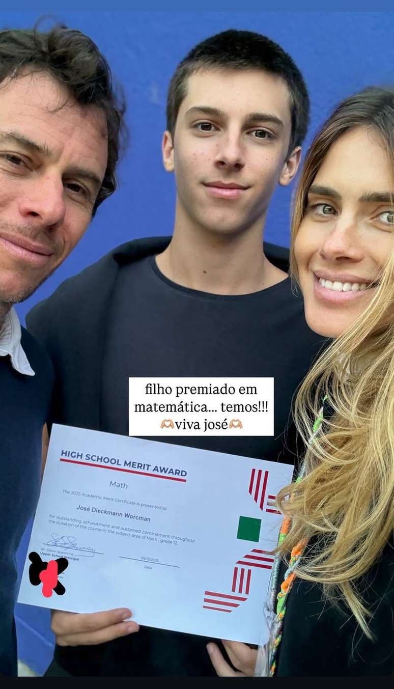 Carolina Dieckmann e o marido com o ca&ccedil;ula, Jos&eacute; -