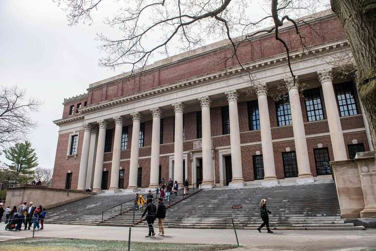 Medida afeta novos e atuais alunos da instituição de ensino americana