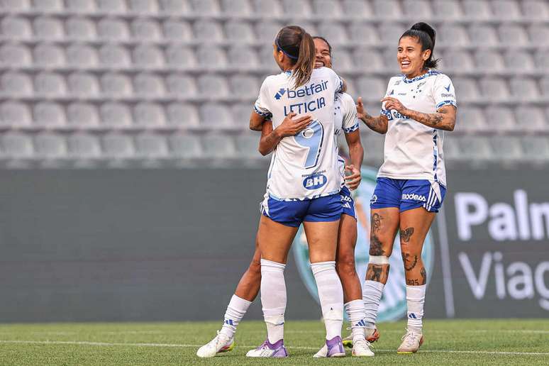 Cabulosas comemoram gol de Marília, que garantiu o triunfo do Cruzeiro sobre o Palmeiras –
