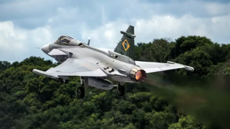 A parceria com a Suécia para a produção do caça Gripen (foto) é um exemplo raro de projeto bem sucedido de transferência de tecnologia de defesa para o Brasil.