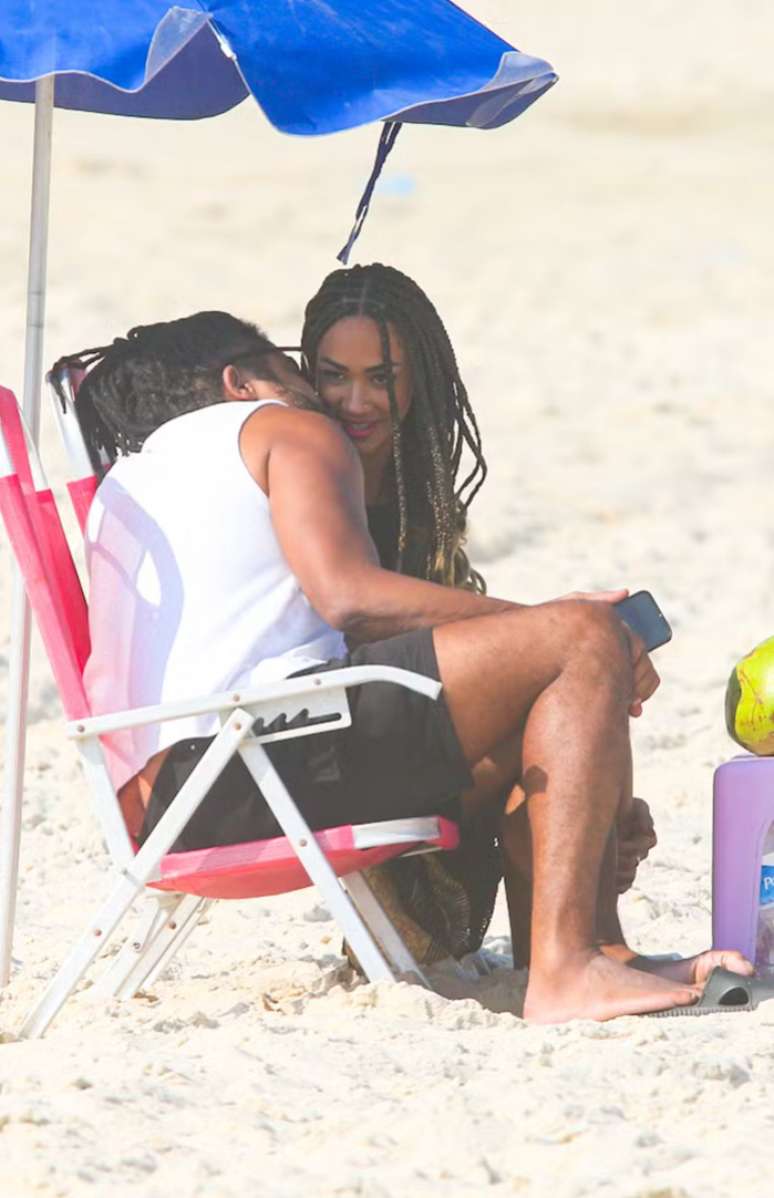 Aline Patriarca e Diogo Almeida s&atilde;o vistos juntos na praia -