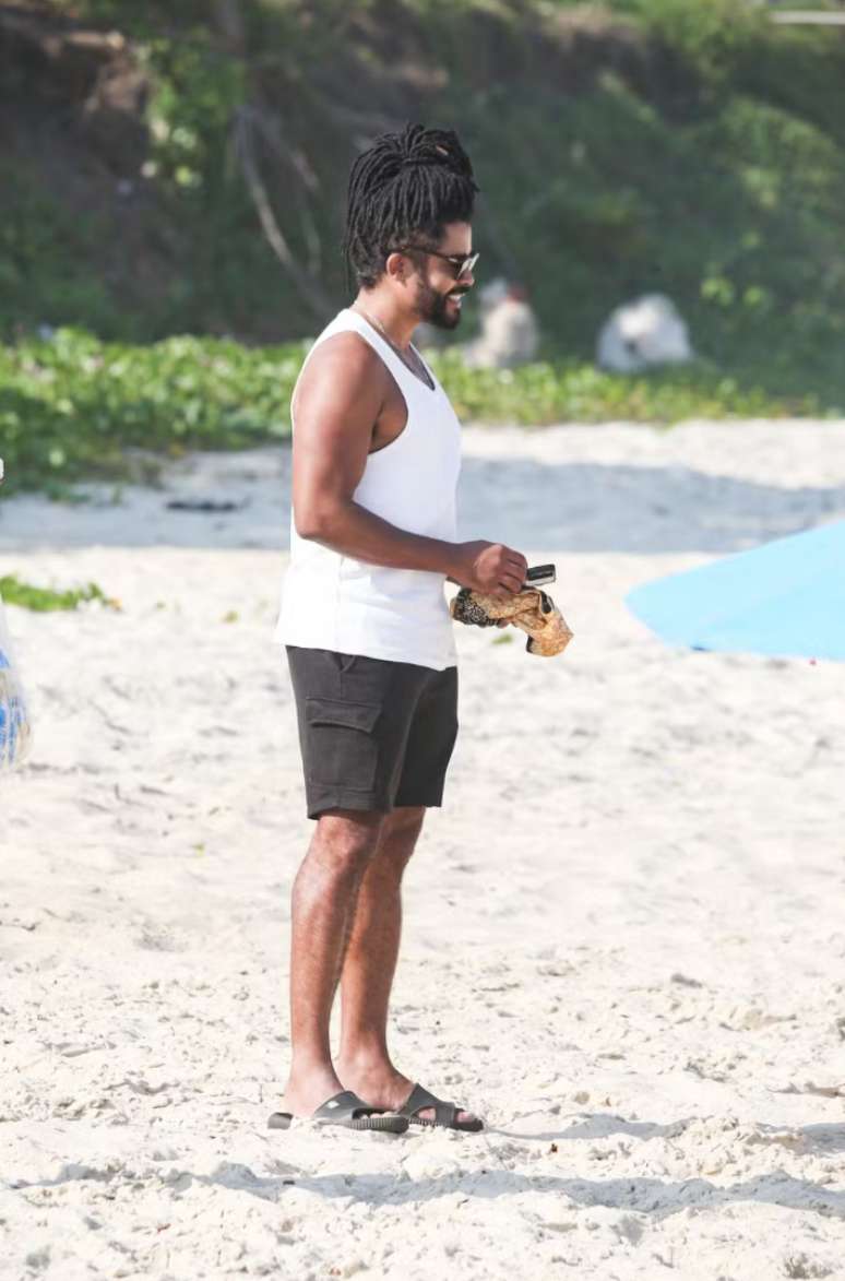 Aline Patriarca e Diogo Almeida s&atilde;o vistos juntos na praia -