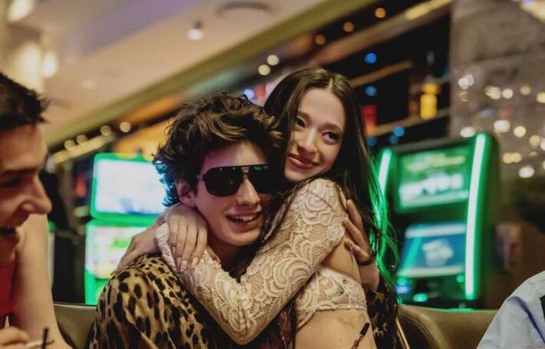 Mark Eydelshteyn e Mikey Madison em cena de 'Anora'. O filme, vencedor do Oscar 2025, foi distribuído pela Neon.