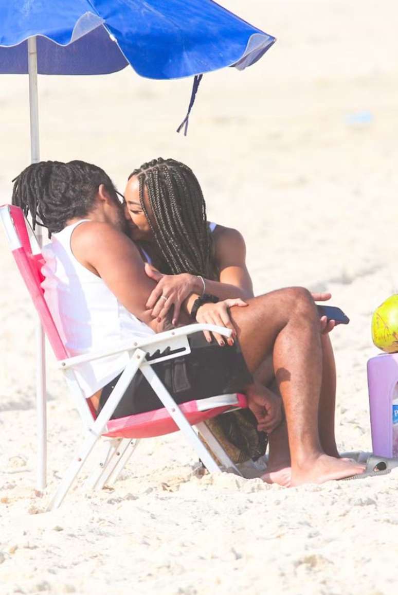 Aline Patriarca e Diogo Almeida s&atilde;o vistos juntos na praia -