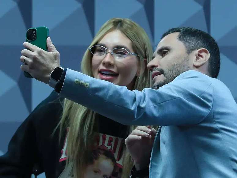 Senador Cleitinho tira selfie com Virgínia na CPI das Bets 