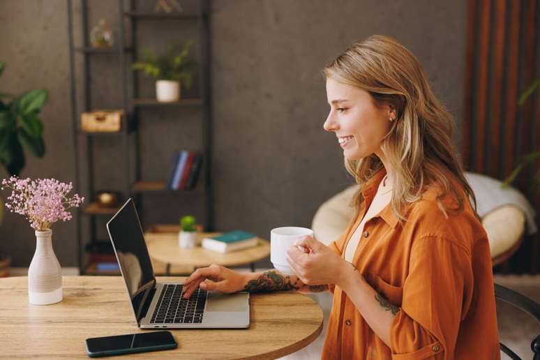 Trabalho home office oferece vantagens para profissionais e empresas