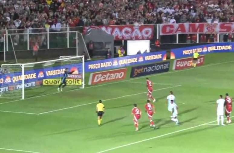 Reprodução SporTV - Legenda: Alan Patrick cobra pênalti de cavadinha e goleiro do Maracanã defende graças ao pai