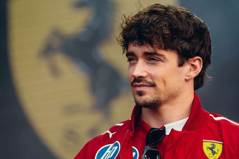 Charles Leclerc durante fanzone com a Ferrari