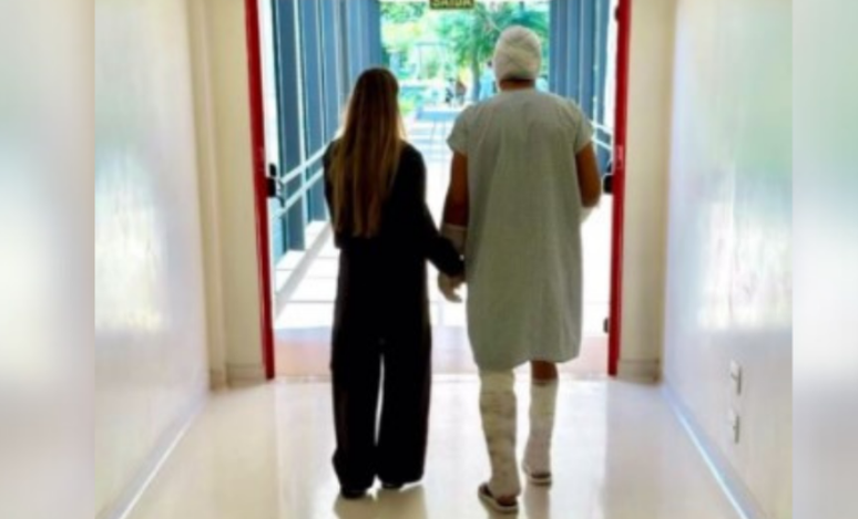 Lúcio publicou foto no hospital ao lado da esposa