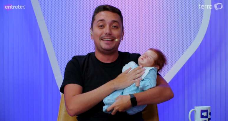 Glauco Lopes com seu 'filho': novelas, filmes e séries já mostraram bebês ultra-realistas