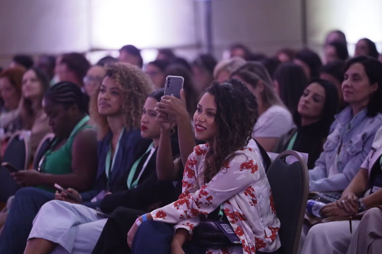 Participantes acompanham painel do Tempo de Mulher 2024