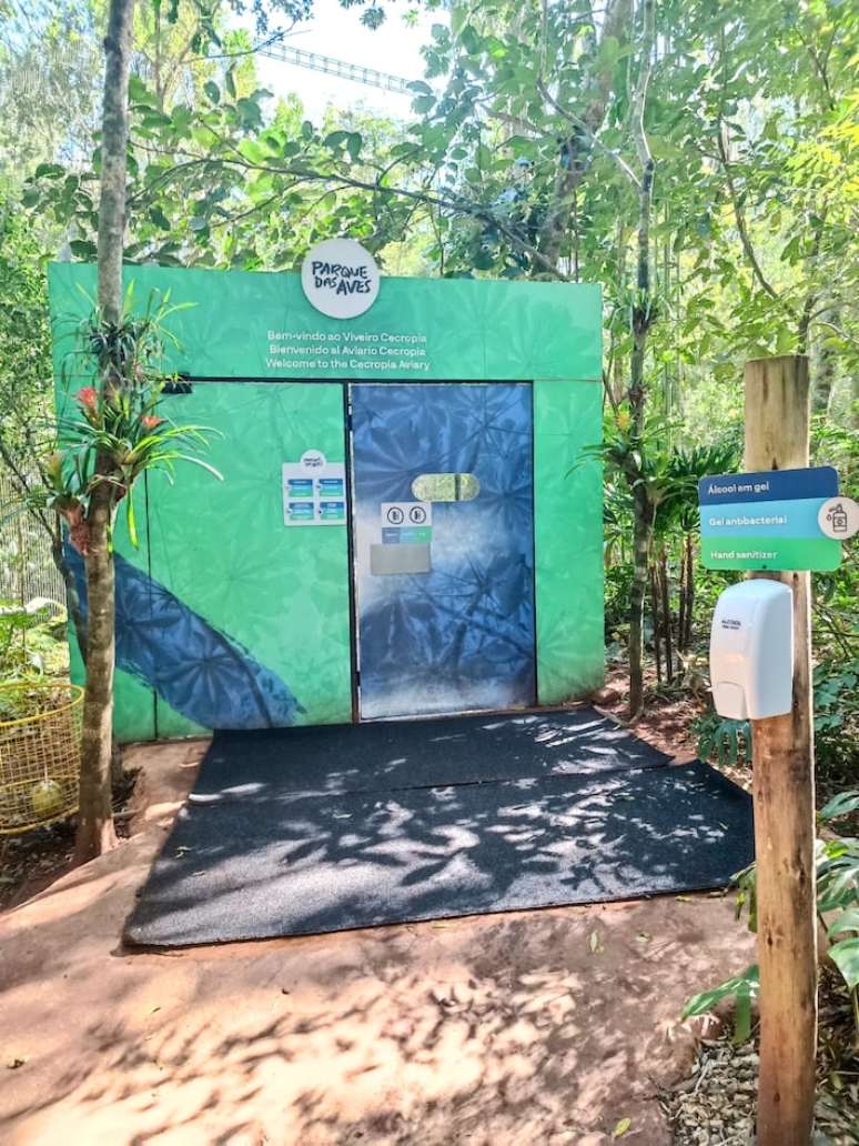 Instalação de pedilúvios com tapetes sanitários na entrada de visitantes, entradas por acessos internos dos colaboradores, bem como na entrada de todos os recintos de imersão, com troca diária do líquido sanitizante.