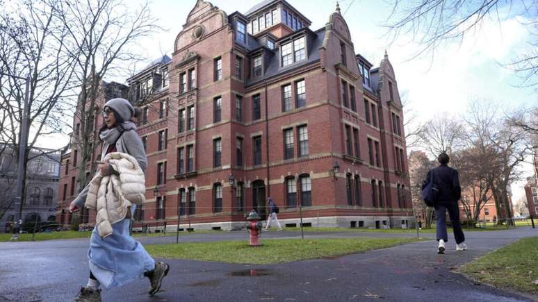 Um dos prédios no campus da Universidade de Harvard, em Cambridge, Massachusetts, nos Estados Unidos.