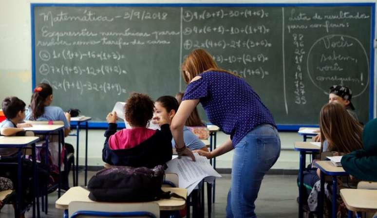 Prefeitura afasta 25 diretores de escolas municipais.