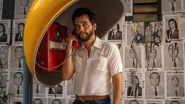 Wagner Moura interpreta Marcelo, um professor viúvo que tenta fugir do Brasil com o filho durante a ditadura