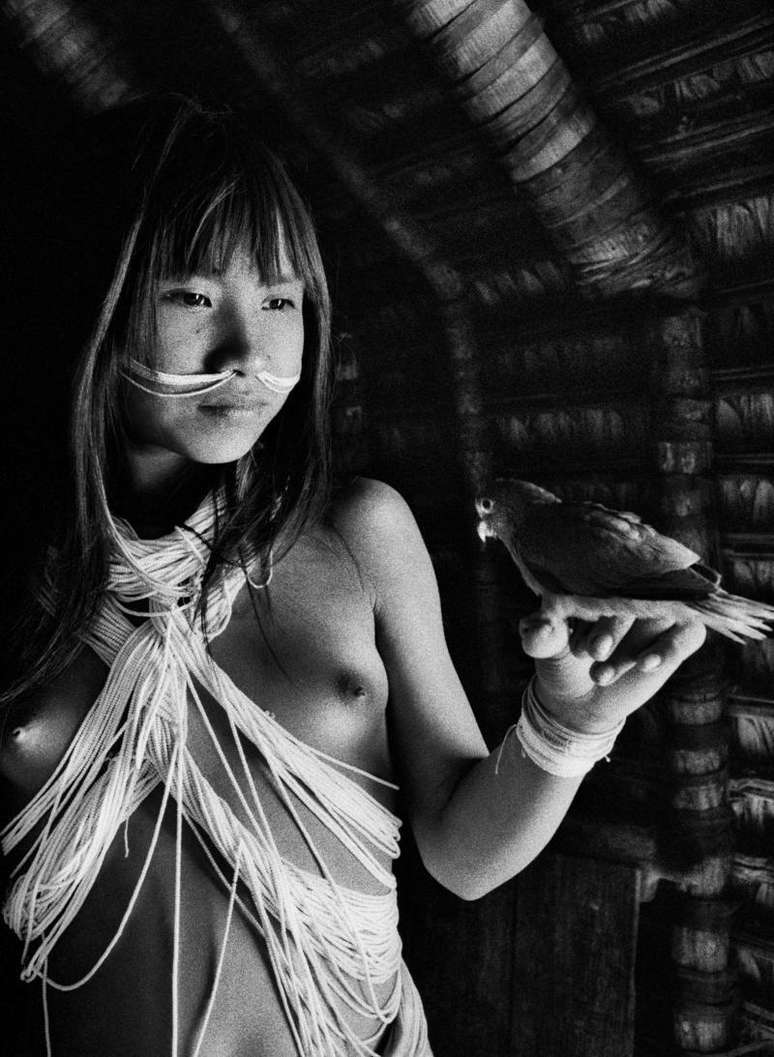 Ino Tamashavo mostra os colares t&iacute;picos dos marubo e seu p&aacute;ssaro de estima&ccedil;&atilde;o