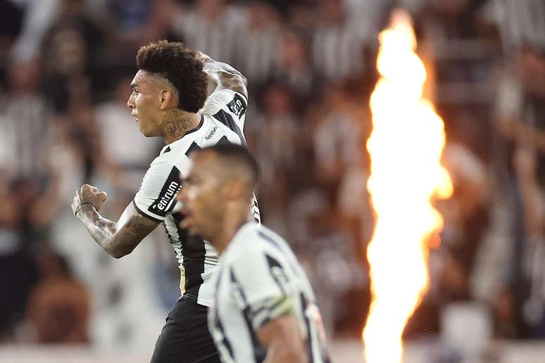 Igor Jesus comemorando um gol pelo Botafogo. 
