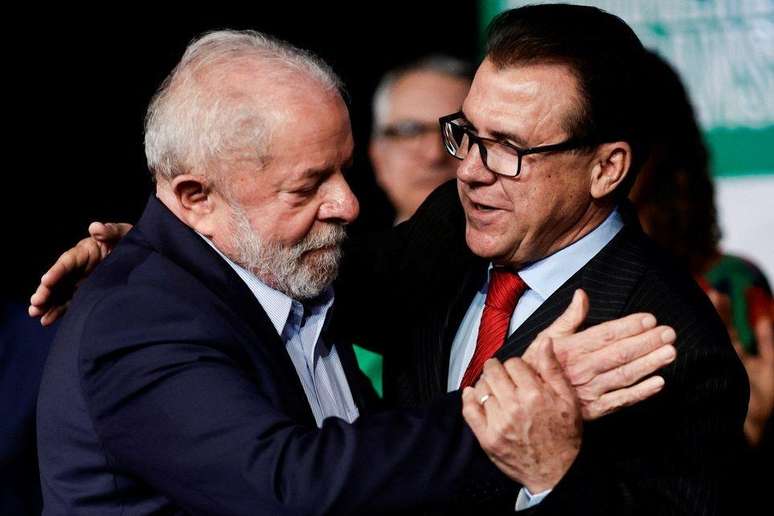 Lula e o ministro Luiz Marinho; parlamentares de oposição estão negociando com o governo uma contraproposta sobre o trabalho nos feriados
