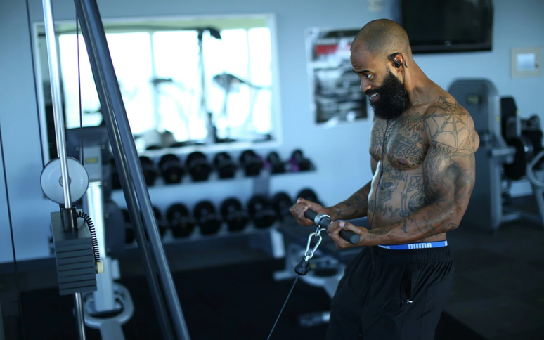 If you want to earn muscle mass in your arms, these are the two mistakes you should avoid when you make the biceps thread in the pulley
