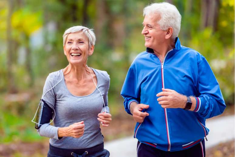 É recomendado praticar de 50 a 300 minutos de atividade aeróbica moderada para ajudar a prevenir o Alzheimer 